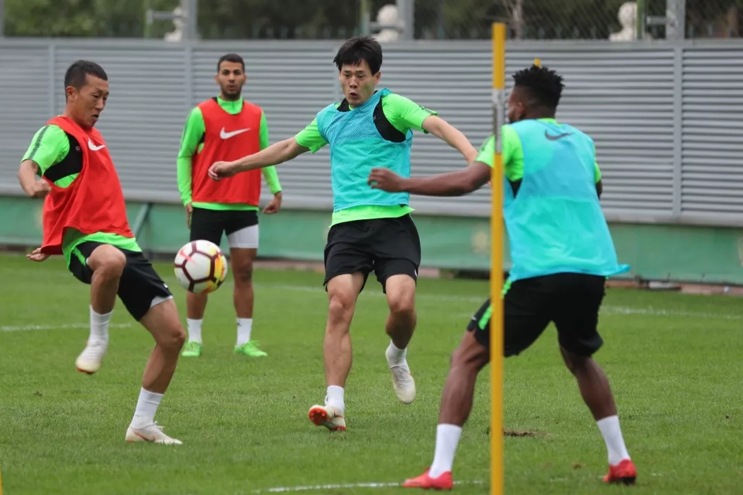 皇家马德里发布备战花絮；清晨篮板制胜；社区盾任务艰巨；训练强度明显提升的简单介绍