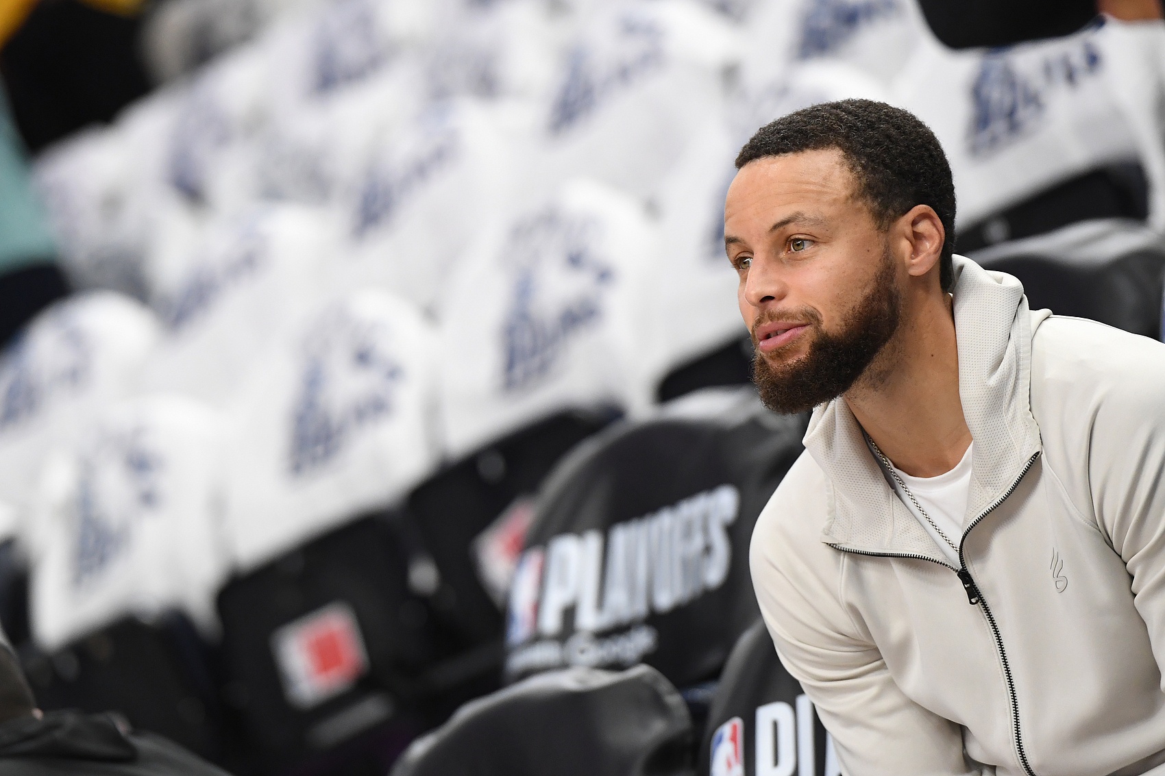 库里回归赛场，绝杀首场状态亮眼，勇士观众沸腾！的简单介绍